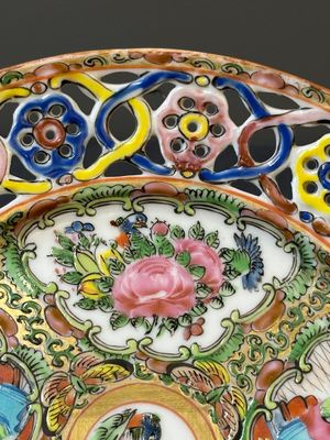 Een paar Chinese blauw-witte in Canton overgedecoreerde borden, een famille rose bord met spelende jongens en een opengewerkt bord, 19e eeuw — foto 4