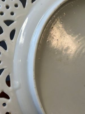 Een paar Chinese blauw-witte in Canton overgedecoreerde borden, een famille rose bord met spelende jongens en een opengewerkt bord, 19e eeuw — foto 6