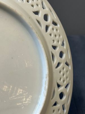 Een paar Chinese blauw-witte in Canton overgedecoreerde borden, een famille rose bord met spelende jongens en een opengewerkt bord, 19e eeuw — foto 7