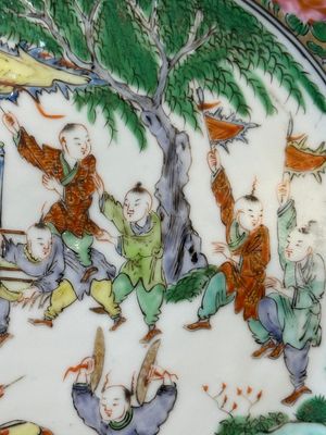 Een paar Chinese blauw-witte in Canton overgedecoreerde borden, een famille rose bord met spelende jongens en een opengewerkt bord, 19e eeuw — foto 9