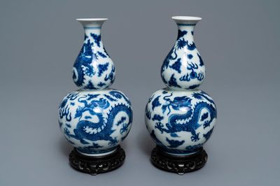 Een paar Chinese blauw-witte kalebasvazen met draken, Qianlong merk, 19e eeuw
