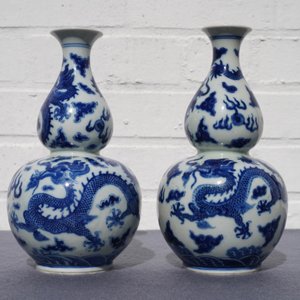 Een paar Chinese blauw-witte kalebasvazen met draken, Qianlong merk, 19e eeuw — foto 11