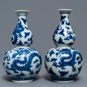 Een paar Chinese blauw-witte kalebasvazen met draken, Qianlong merk, 19e eeuw — foto 2