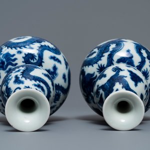 Een paar Chinese blauw-witte kalebasvazen met draken, Qianlong merk, 19e eeuw — foto 6