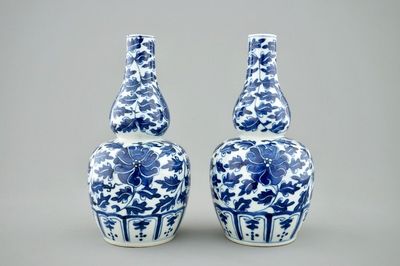 Een paar Chinese blauw-witte kalebasvazen met lotusslingers, Xuande gemerkt, 19e eeuw