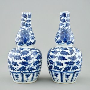 Een paar Chinese blauw-witte kalebasvazen met lotusslingers, Xuande gemerkt, 19e eeuw — foto 2