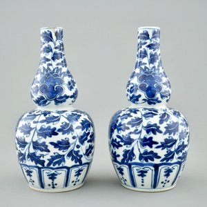 Een paar Chinese blauw-witte kalebasvazen met lotusslingers, Xuande gemerkt, 19e eeuw — foto 4