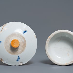 Een paar Chinese blauw-witte kandelaars en drie famille rose figuren van jongens, 19e eeuw — foto 9