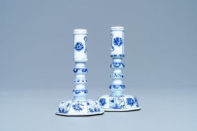 Een paar Chinese blauw-witte kandelaars, Kangxi