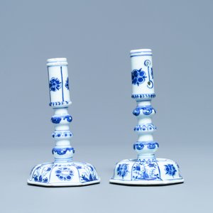 Een paar Chinese blauw-witte kandelaars, Kangxi — foto 5