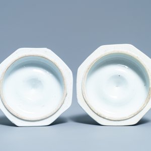 Een paar Chinese blauw-witte kandelaars, Kangxi — foto 7
