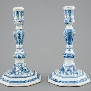 Een paar Chinese blauw-witte kandelaars, Qianlong, 18e eeuw — foto 1
