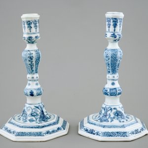 Een paar Chinese blauw-witte kandelaars, Qianlong, 18e eeuw — foto 2