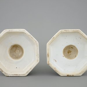 Een paar Chinese blauw-witte kandelaars, Qianlong, 18e eeuw — foto 5