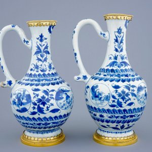Een paar Chinese blauw-witte kannen met verguld bronzen montuur, Transitie periode, 1620-1683 — foto 3