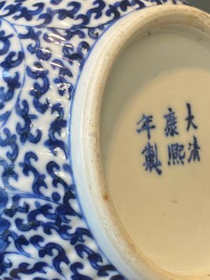 Een paar Chinese blauw-witte kendi's met lotusslingers, 19e eeuw — foto 12
