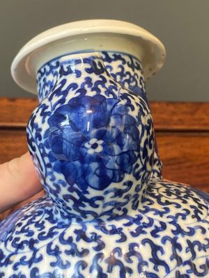 Een paar Chinese blauw-witte kendi's met lotusslingers, 19e eeuw — foto 14