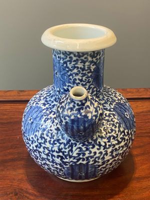 Een paar Chinese blauw-witte kendi's met lotusslingers, 19e eeuw — foto 17