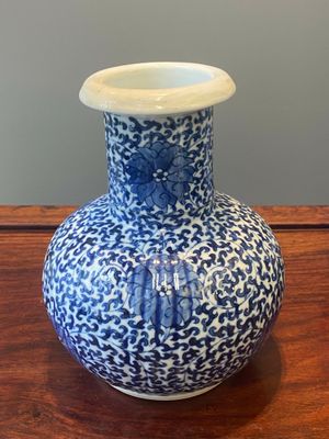 Een paar Chinese blauw-witte kendi's met lotusslingers, 19e eeuw — foto 19