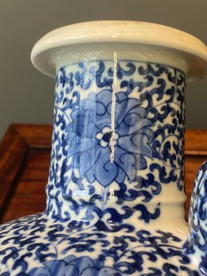 Een paar Chinese blauw-witte kendi's met lotusslingers, 19e eeuw — foto 22