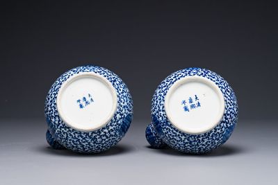 Een paar Chinese blauw-witte kendi's met lotusslingers, 19e eeuw — foto 4