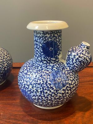 Een paar Chinese blauw-witte kendi's met lotusslingers, 19e eeuw — foto 5