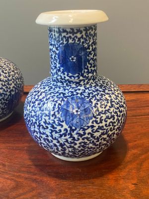 Een paar Chinese blauw-witte kendi's met lotusslingers, 19e eeuw — foto 7