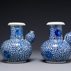Een paar Chinese blauw-witte kendi's met lotusslingers, 19e eeuw — foto 2