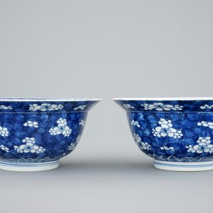 Een paar Chinese blauw-witte klapmutskommen met prunus op ijs-decor, Kangxi — foto 5