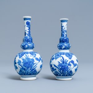 Een paar Chinese blauw-witte knobbelvazen, Kangxi — foto 3