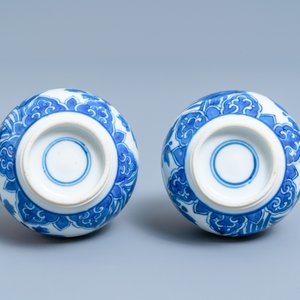 Een paar Chinese blauw-witte knobbelvazen, Kangxi — foto 6