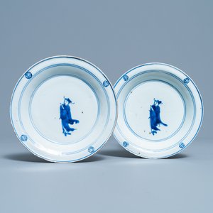 Een paar Chinese blauw-witte ko-sometsuke borden met wijsgeren voor de Japanse markt, Tianqi — foto 1