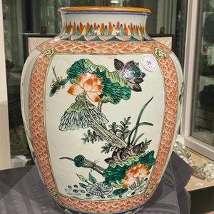 Een paar Chinese blauw-witte kommen en een famille verte vaas, 19e eeuw — foto 14