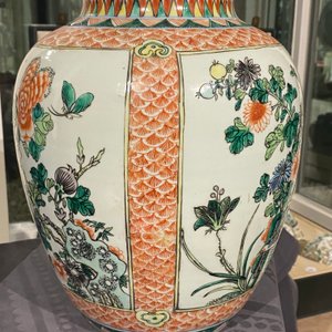 Een paar Chinese blauw-witte kommen en een famille verte vaas, 19e eeuw — foto 15