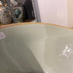 Een paar Chinese blauw-witte kommen en een famille verte vaas, 19e eeuw — foto 20