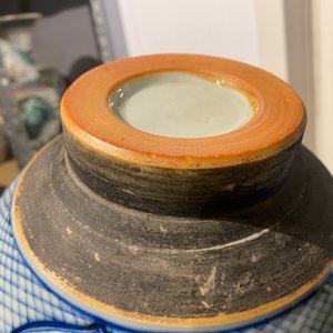 Een paar Chinese blauw-witte kommen en een famille verte vaas, 19e eeuw — foto 22