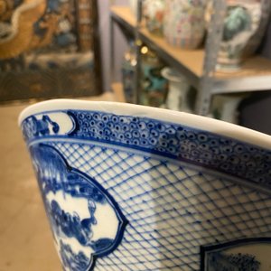Een paar Chinese blauw-witte kommen en een famille verte vaas, 19e eeuw — foto 27