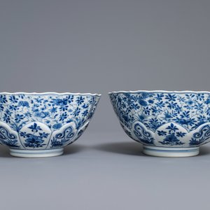 Een paar Chinese blauw-witte kommen met floraal decor, Chenghua merk, Kangxi — foto 1