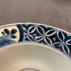Een paar Chinese blauw-witte kommen met floraal decor, Kangxi — foto 12