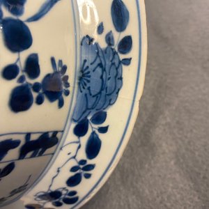 Een paar Chinese blauw-witte kommen met floraal decor, Kangxi — foto 17