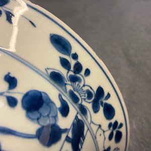 Een paar Chinese blauw-witte kommen met floraal decor, Kangxi — foto 18