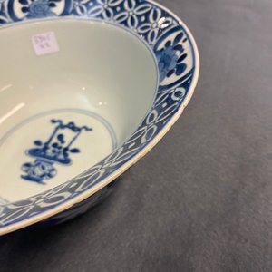 Een paar Chinese blauw-witte kommen met floraal decor, Kangxi — foto 20