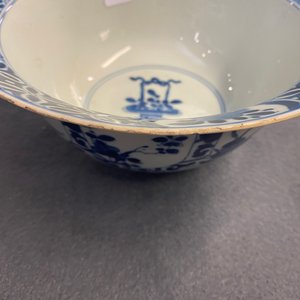 Een paar Chinese blauw-witte kommen met floraal decor, Kangxi — foto 21