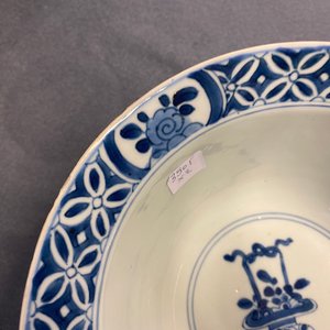 Een paar Chinese blauw-witte kommen met floraal decor, Kangxi — foto 23