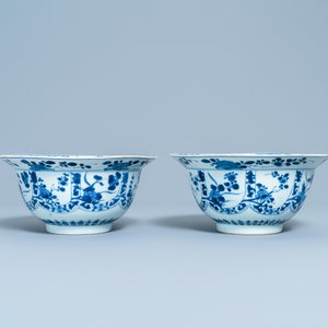 Een paar Chinese blauw-witte kommen met floraal decor, Kangxi — foto 3