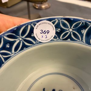 Een paar Chinese blauw-witte kommen met floraal decor, Kangxi — foto 8