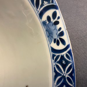 Een paar Chinese blauw-witte kommen met floraal decor, Kangxi — foto 9