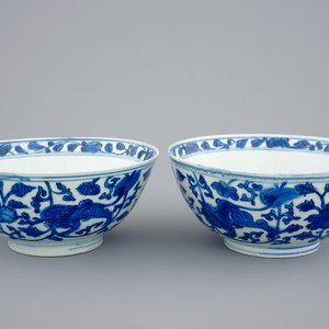 Een paar Chinese blauw-witte kommen met leeuwen en pioenrozen, late Ming Dynastie — foto 1