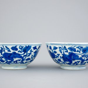 Een paar Chinese blauw-witte kommen met leeuwen en pioenrozen, late Ming Dynastie — foto 2