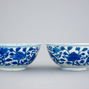 Een paar Chinese blauw-witte kommen met leeuwen en pioenrozen, late Ming Dynastie — foto 4